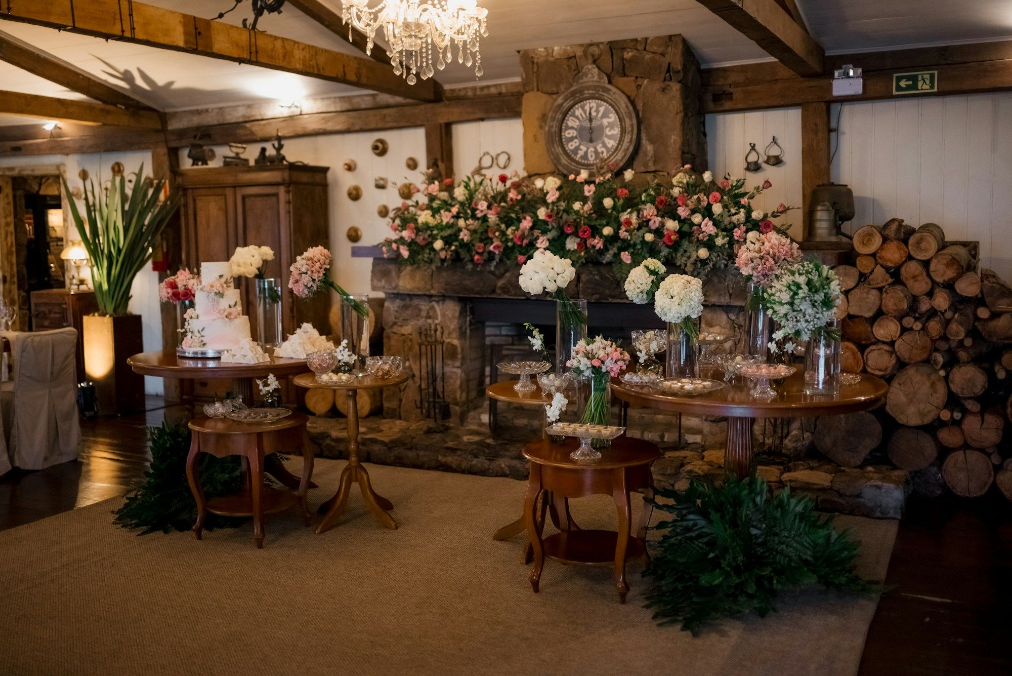 Festlich gedeckte lange Tafel mit Blumen und Kerzen in einem Saal