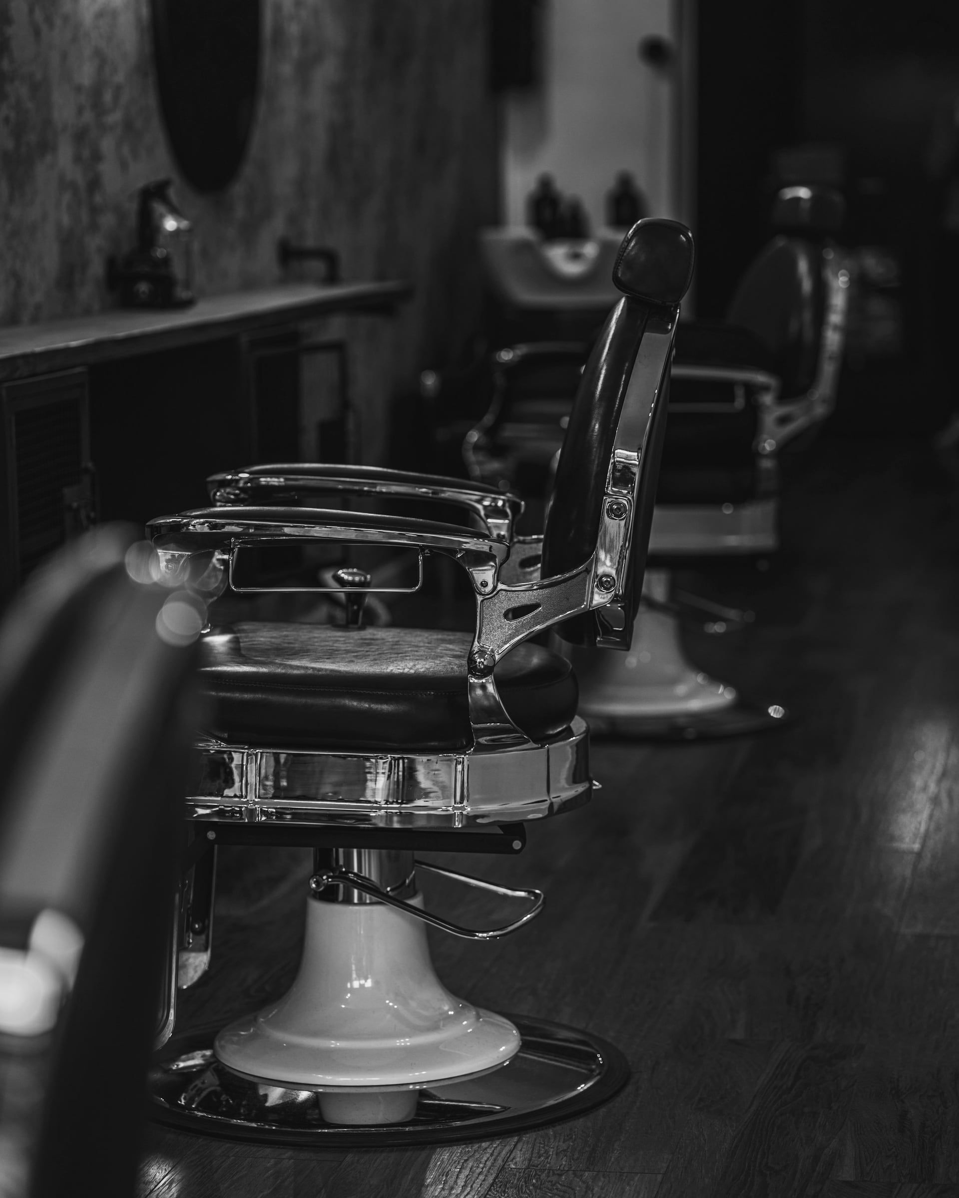 Reihe alter Barberstühle im dunklen Salon