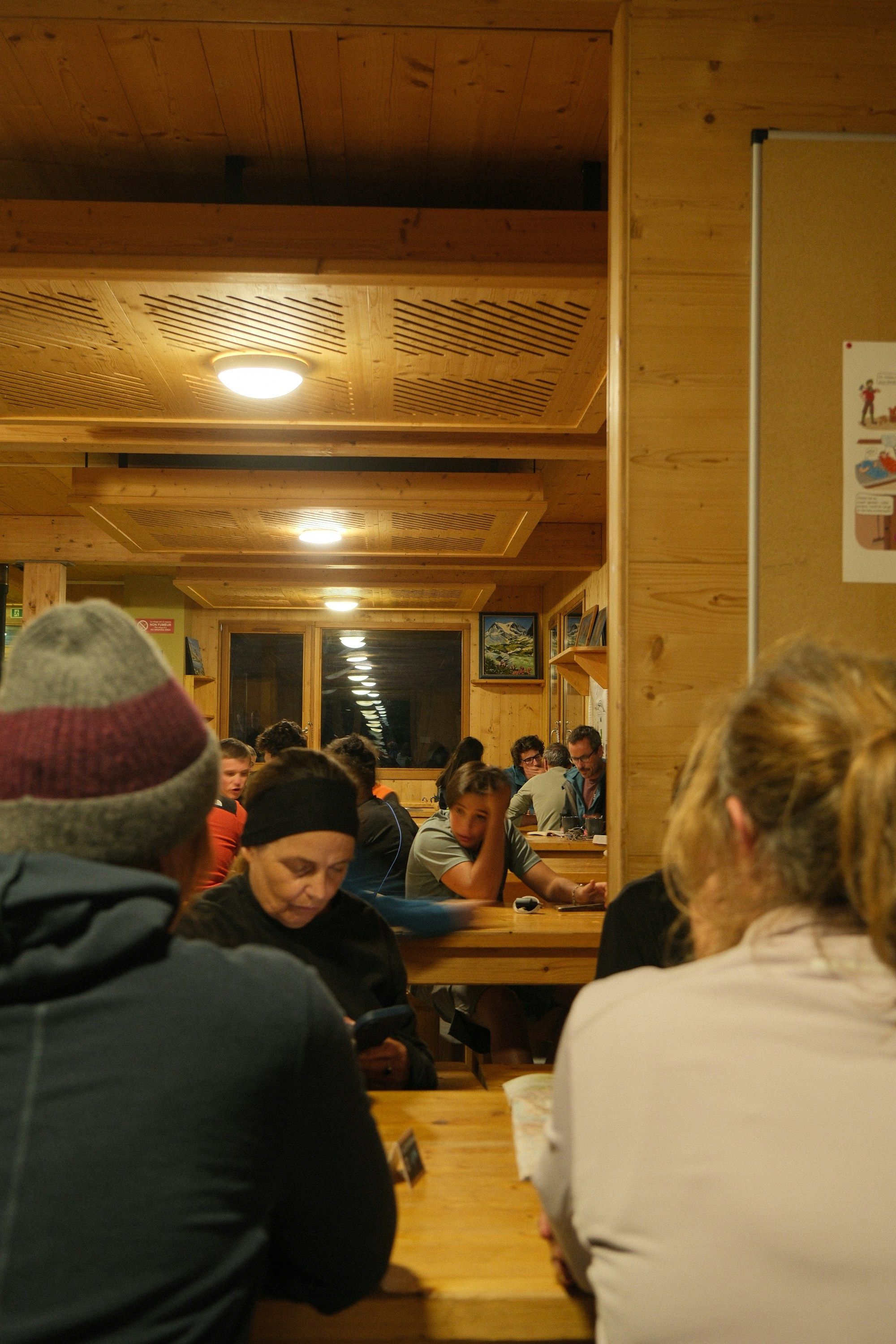 Belebte Gaststube mit Gästen an Holztischen