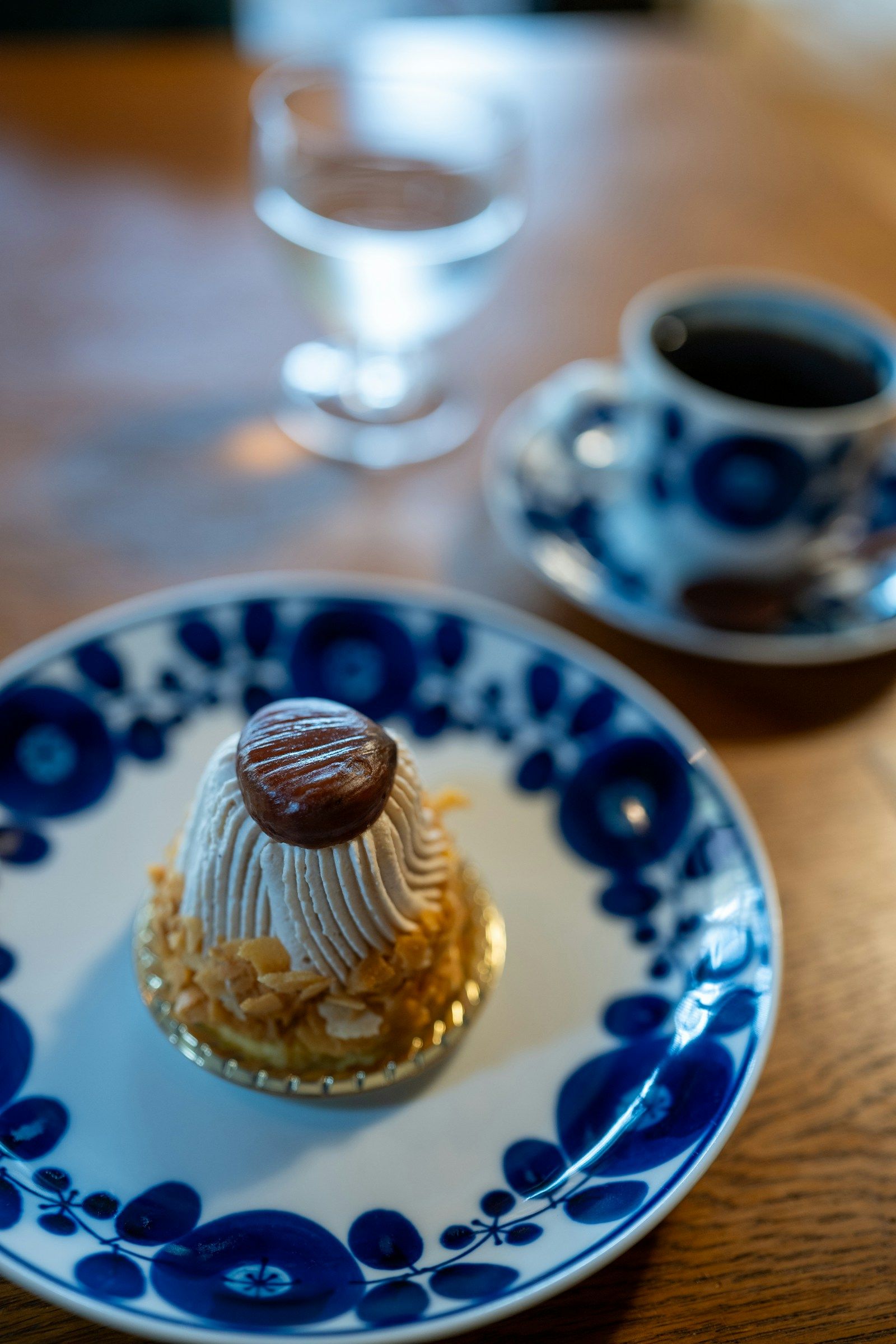 Kastaniendessert mit Rahm auf einem blau gemusterten Teller